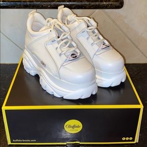 BUFFALO LONDON
Classic Low leather white